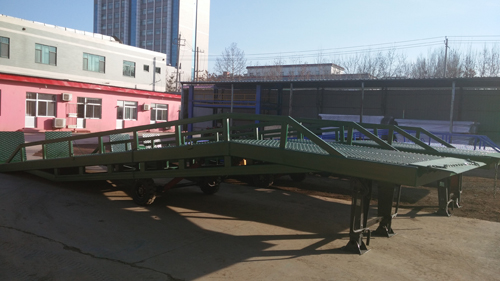 移動(dòng)液壓登車(chē)橋 移動(dòng)液壓登車(chē)橋