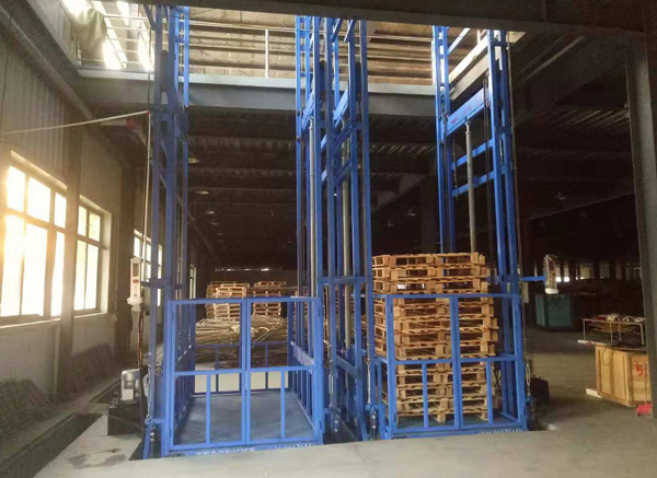 液壓升降貨梯調(diào)試中 液壓升降貨梯調(diào)試中